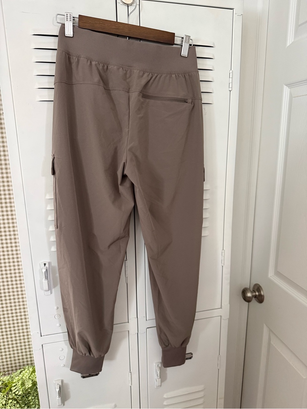 all in motion Active Jogger Pants in Taupe - Picture 5 of 6